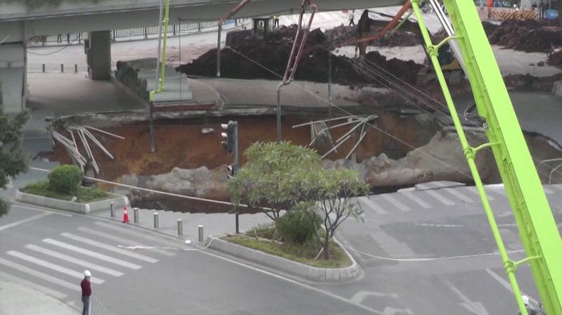 Při stavbě metra v Číně se propadla silnice, v díře zmizeli tři lidé
